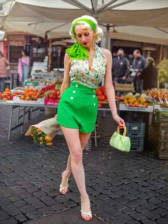 1950ER STRAMPLER MIT BLUMENMUSTER UND KNÖPFEN